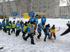 В хоккей играют настоящие ребята В хоккей играют настоящие ребята.